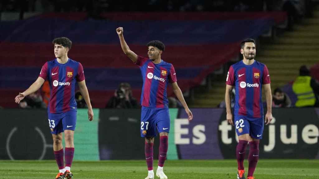 Lamine Yamal alza el puño para celebrar su gol contra el Granada