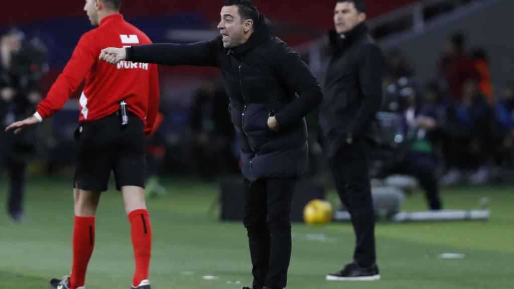 Xavi Hernández da instrucciones a sus jugadores