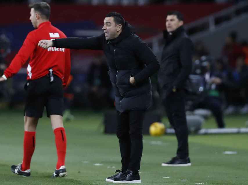 Xavi Hernández da instrucciones a sus jugadores