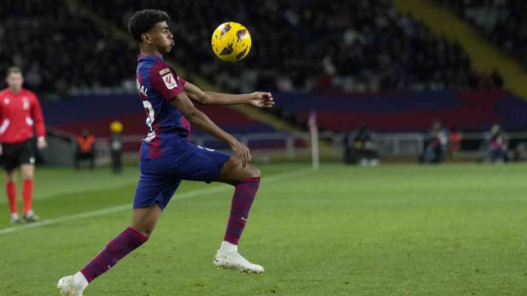 Lamine Yamal controla un balón en el Barça-Granada