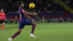Lamine Yamal controla un balón en el Barça-Granada