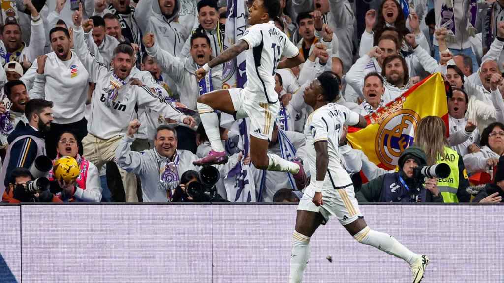 La afición del Real Madrid celebra un gol de su equipo ante el Girona