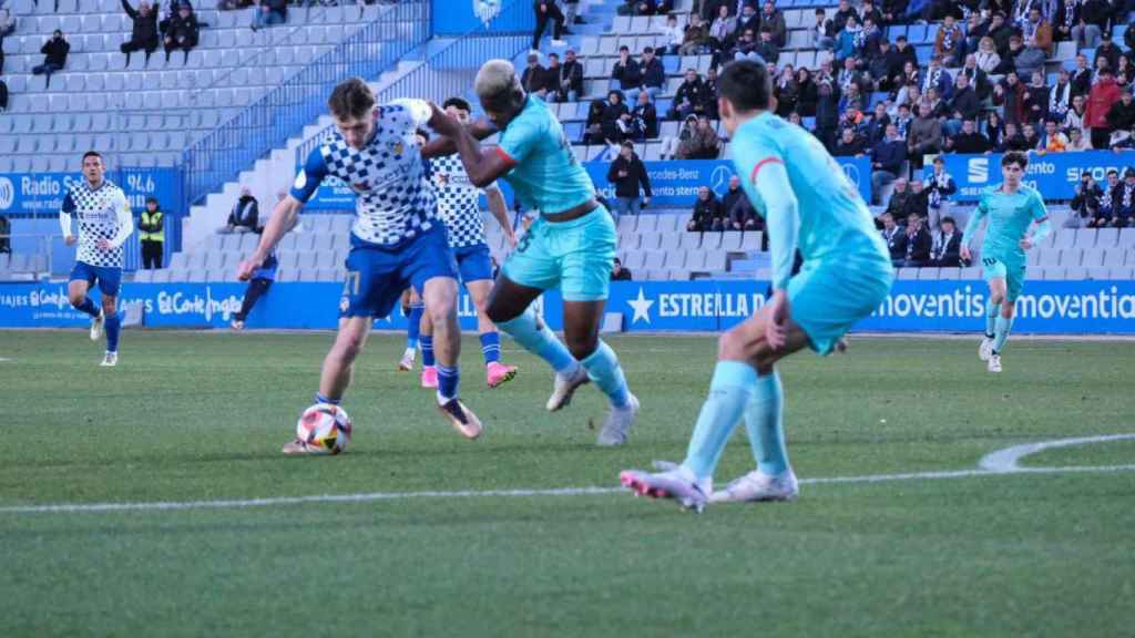 Mika Faye presiona a un jugador del Sabadell