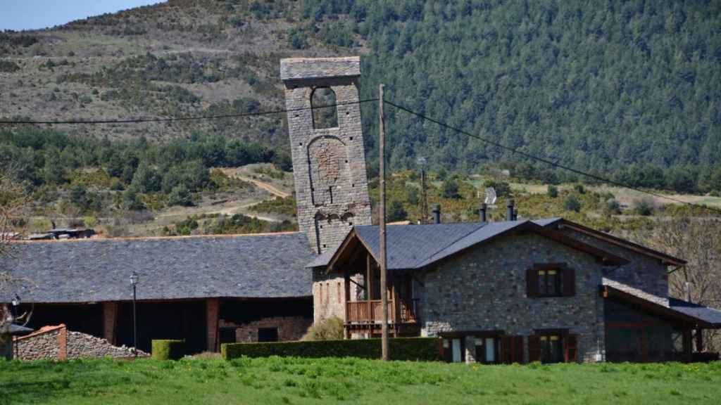 Así es la Torre de Pisa catalana: un monumento histórico en medio de los Pirineos