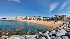Este pueblo en la costa a 30 minutos de Barcelona que arrasa con sus playas, atardeceres y gastronomía