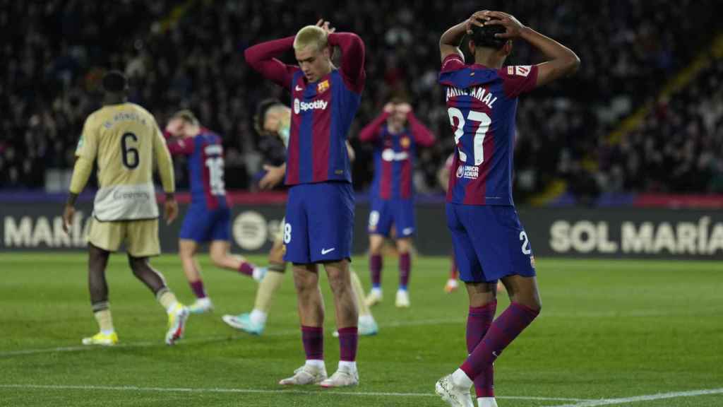 Lamine Yamal y Marc Guiu lamentan una ocasión fallida en el Barça-Granada