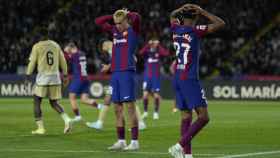 Lamine Yamal y Marc Guiu lamentan una ocasión fallida en el Barça-Granada