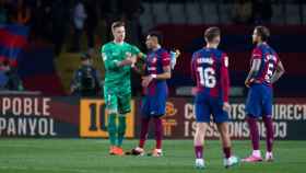 Los jugadores del Barça, cabizbajos, tras empatar con el Granada