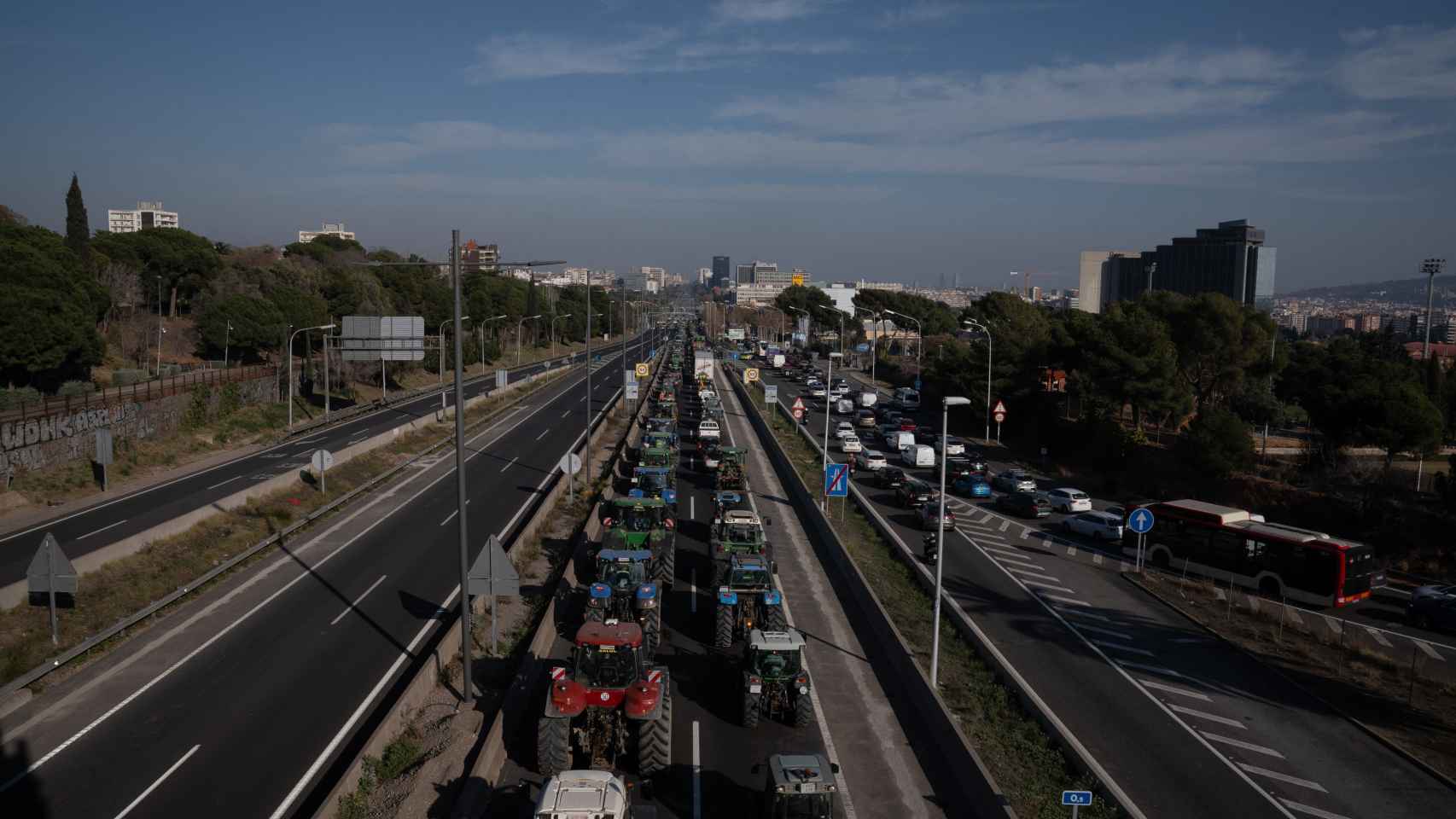 Varios tractores se dirigen a la avenida Diagonal durante una manifestación en la segunda jornada de protestas