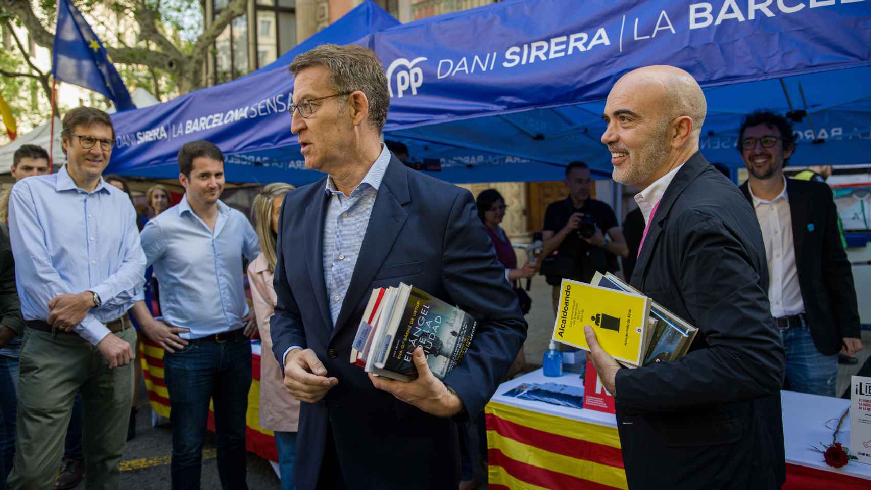 El presidente del Partido Popular, Alberto Núñez Feijóo, y el líder del PP en el Ayuntamiento de Barcelona, Daniel Sirera