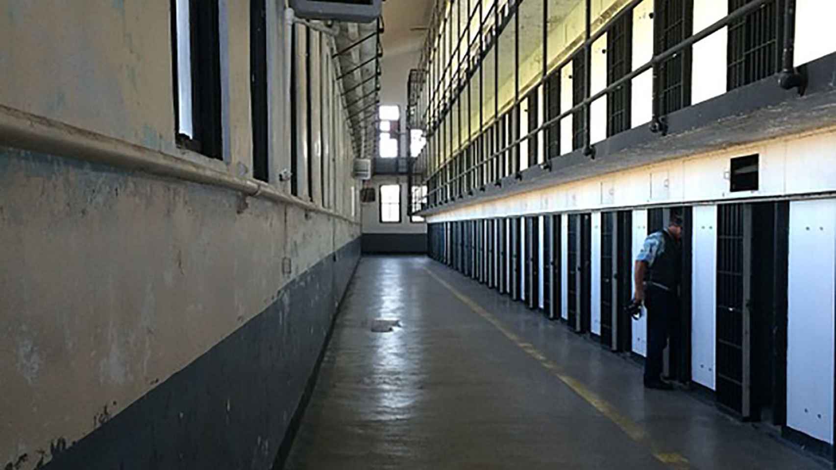 Un pasillo de la cárcel de Brians 1, donde ha aparecido el cuerpo