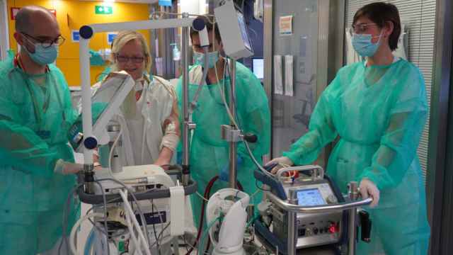 Paciente con ECMO haciendo rehabilitación despierta en el Hospital Vall d'Hebrón
