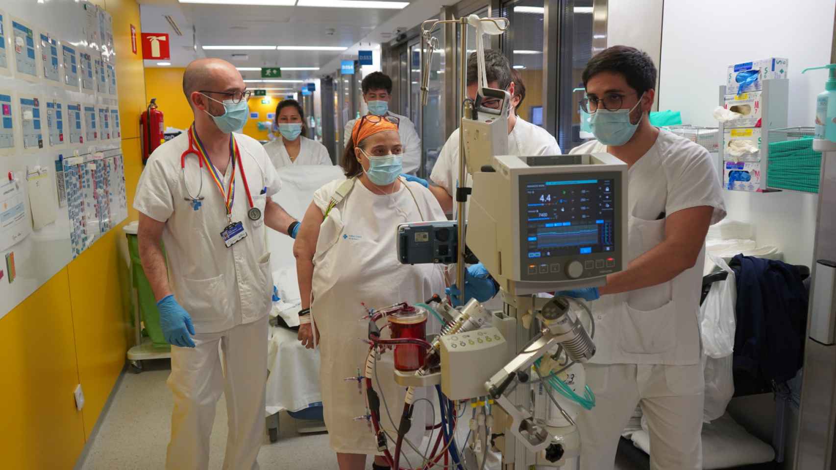 Paciente con ECMO haciendo rehabilitación despierta en el Hospital Vall d'Hebrón