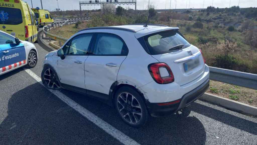 El coche de los ladrones tras sufrir un accidente mientras huían