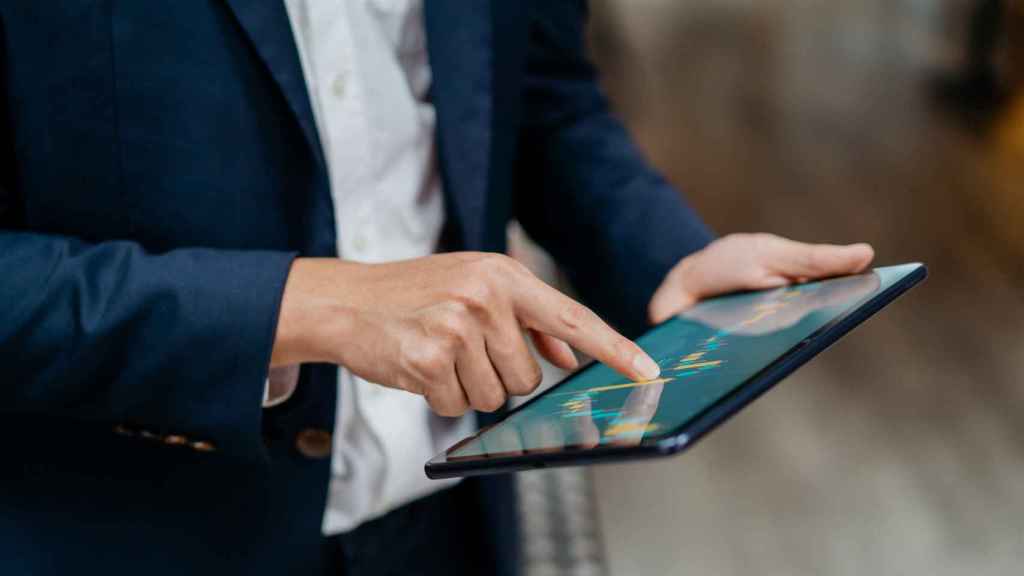 Una persona maneja una tablet