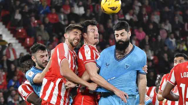 Villalibre pugna con dos jugadores del Almería