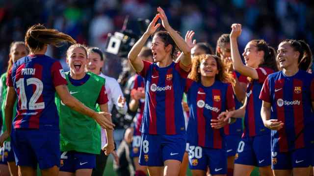 El Barça Femenino festeja la goleada contra el Real Madrid en Montjuic