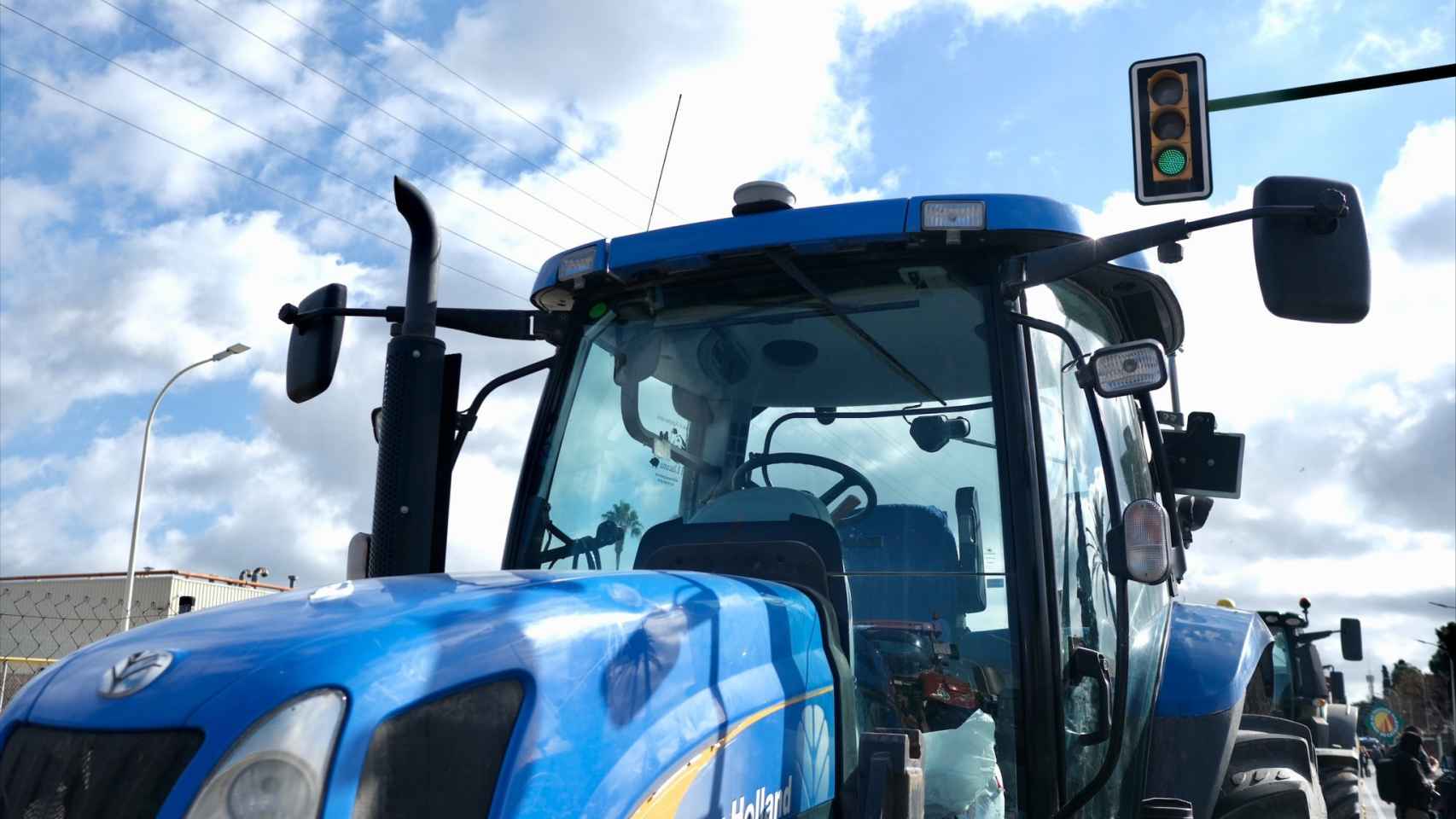 Varios tractores bloquean los accesos a Mercabarna, con motivo de la huelga de agricultores del 13 de febrero del 2024