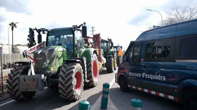 Mossos y agricultores en huelga en los accesos a Mercabarna, en las protestas del 13 de febrero del 2024