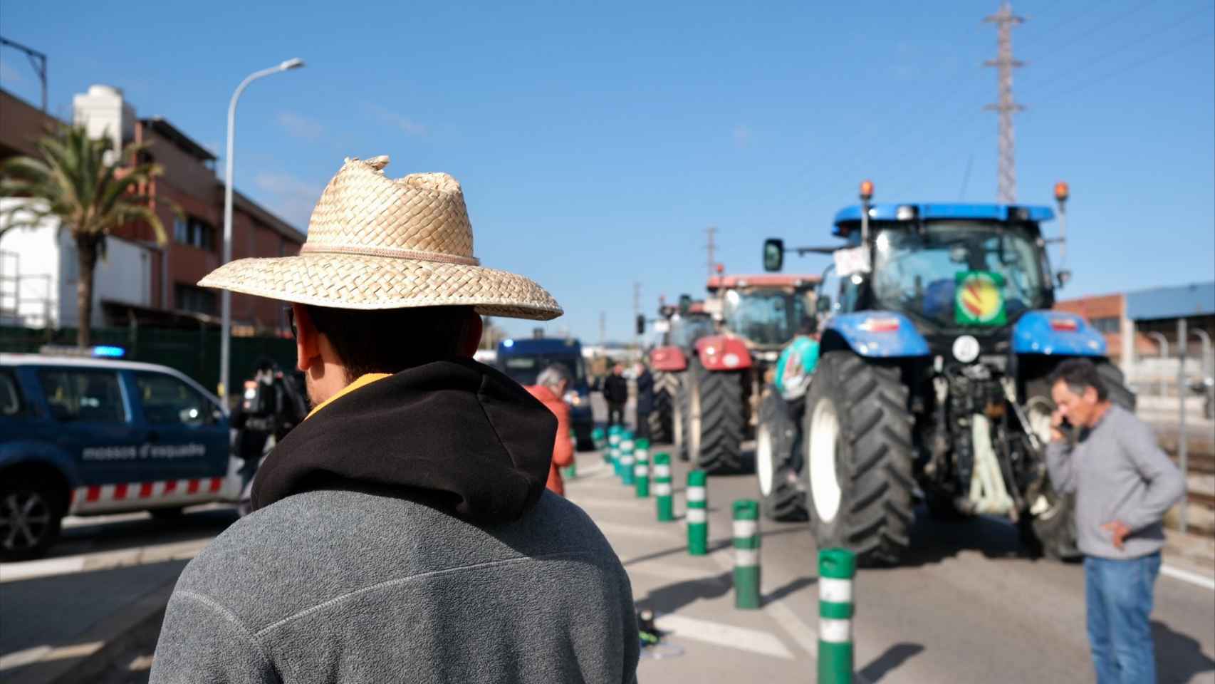 Un agricultor ante los tractores parados en Mercabarna, con motivo de la huelga del sector, a 13 de febrero del 2024