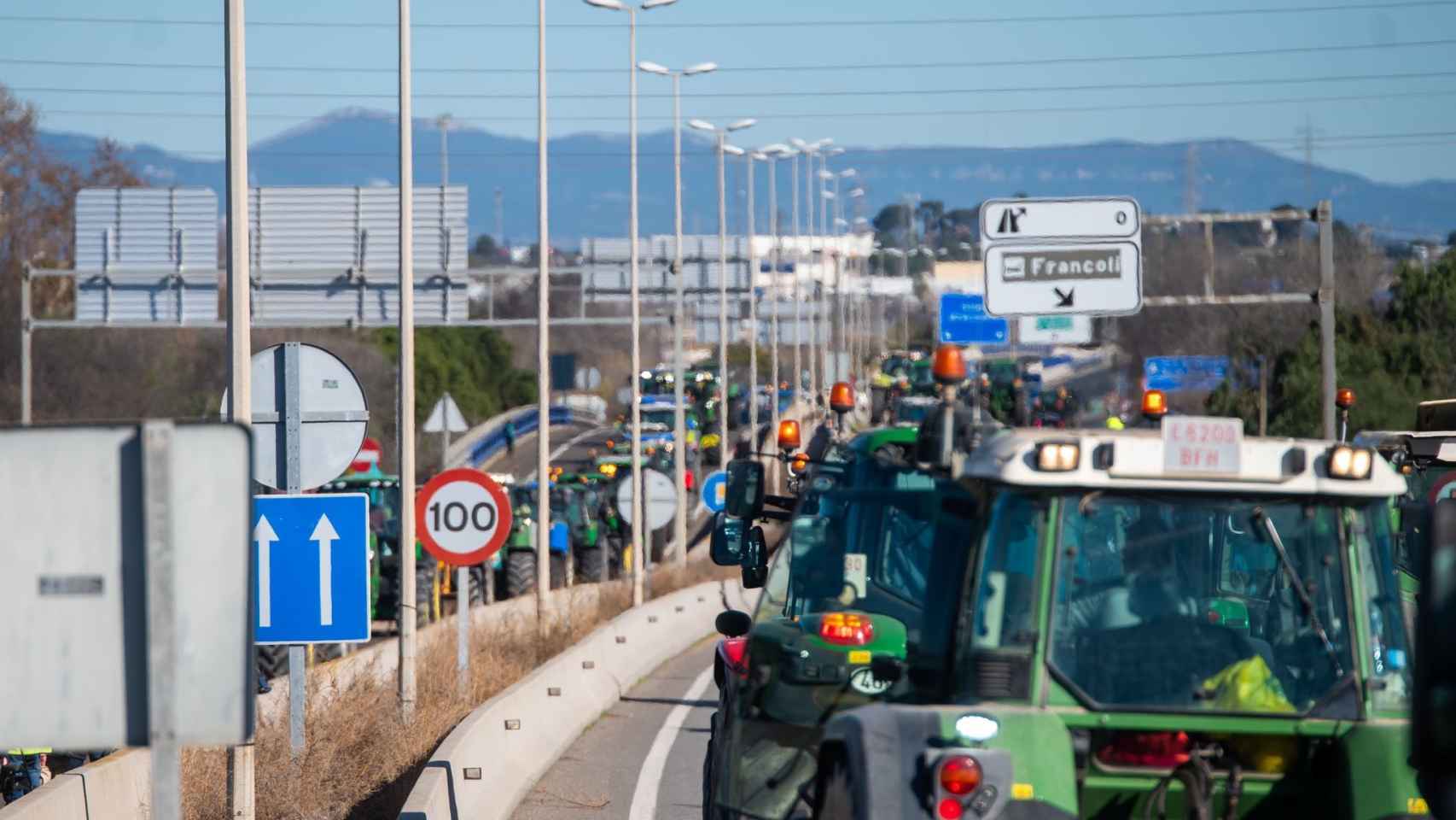 Tractores concentrados en el acceso del Eix Transversal de Port de Tarragona