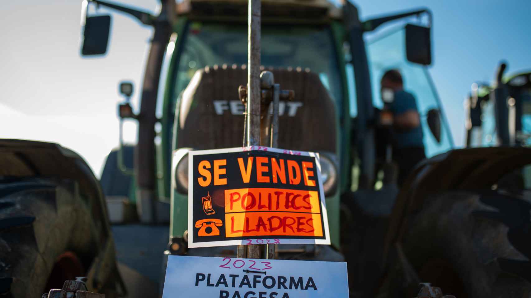Un tractor en la concentración que bloquea el acceso al Port de Tarragona