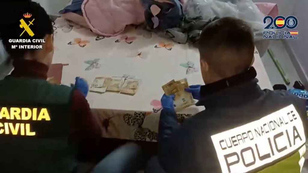 Agentes de la Policía Nacional y la Guardia Civil en los registros de la 'operación Joya'