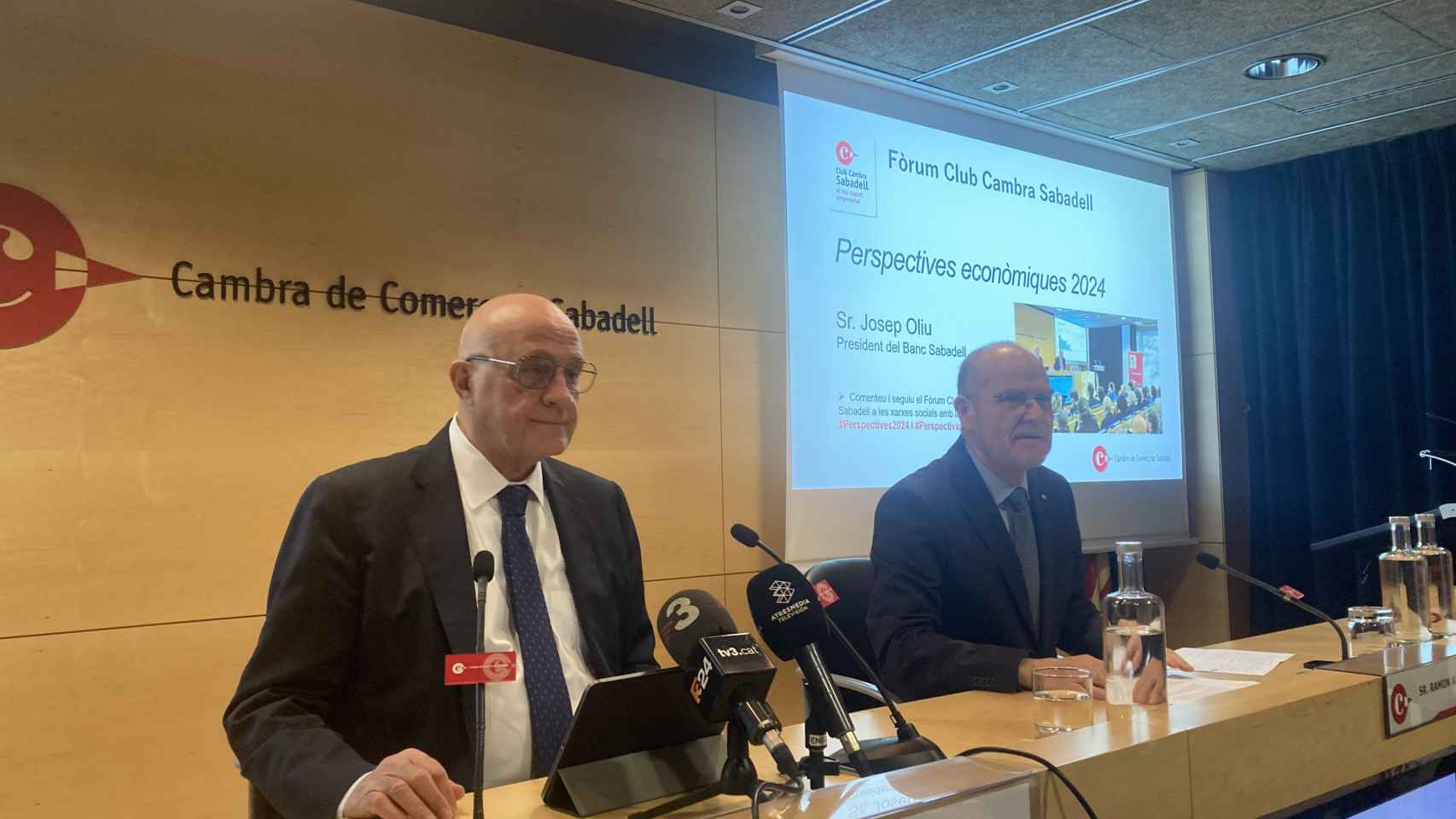 El presidente de Banco Sabadell, Josep Oliu, y el presidente de la Cámara de Comercio de Sabadell (Barcelona), Ramon Alberich