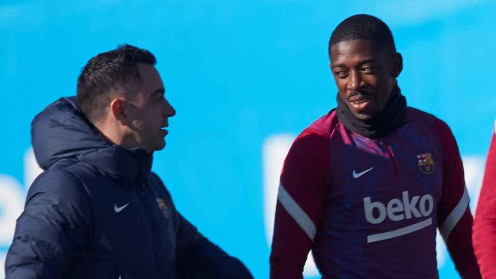 Xavi y Dembelé, durante un entrenamiento del Barça