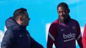 Xavi y Dembelé, durante un entrenamiento del Barça