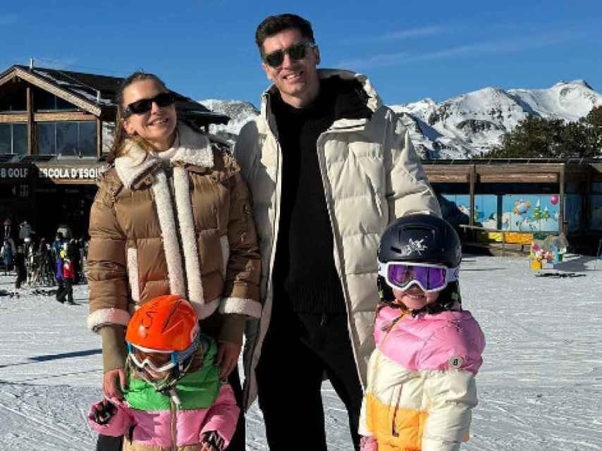 Lewandowski se abstrae de la presión del Barça y descubre la nieve con su mujer