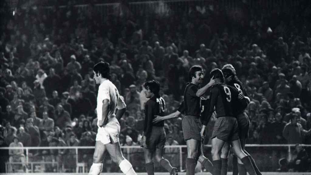 Los jugadores del Barça celebran un gol al Real Madrid