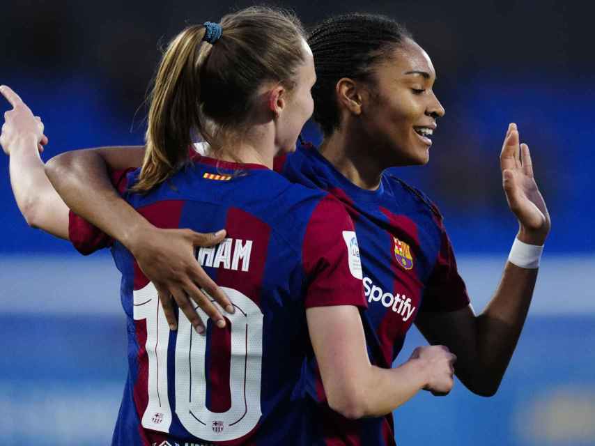 Salma Paralluelo celebra con Caroline Graham Hansen su gol al Levante