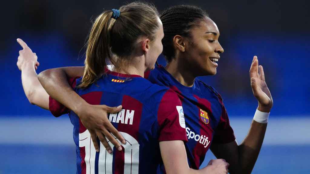 Salma Paralluelo celebra con Caroline Graham Hansen su gol al Levante