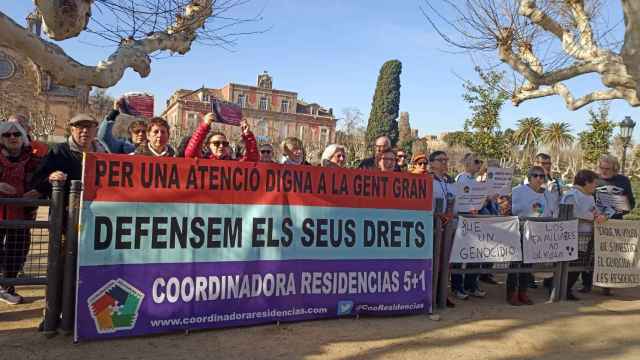 Familiares de víctimas del Covid en las residencias catalanas, protestando ante el Parlament