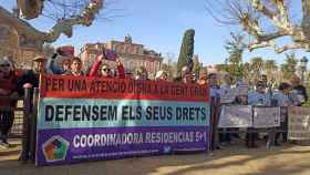 Familiares de víctimas del Covid en las residencias catalanas, protestando ante el Parlament