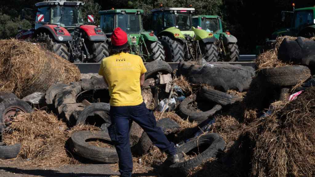 Tractores concentrados al lado de la autopista AP-7 a la altura de Pontós