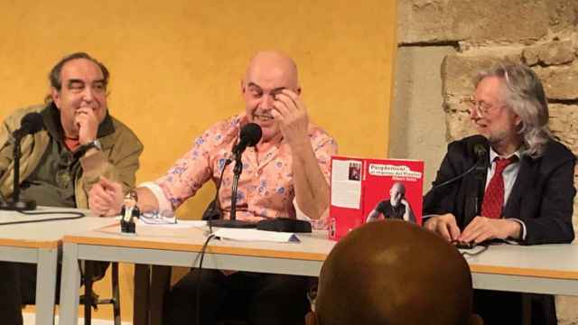 Ramón de España, Albert Soler y Víctor Amela, en la presentación del libro 'Puigdemont: el regreso del Vivales'