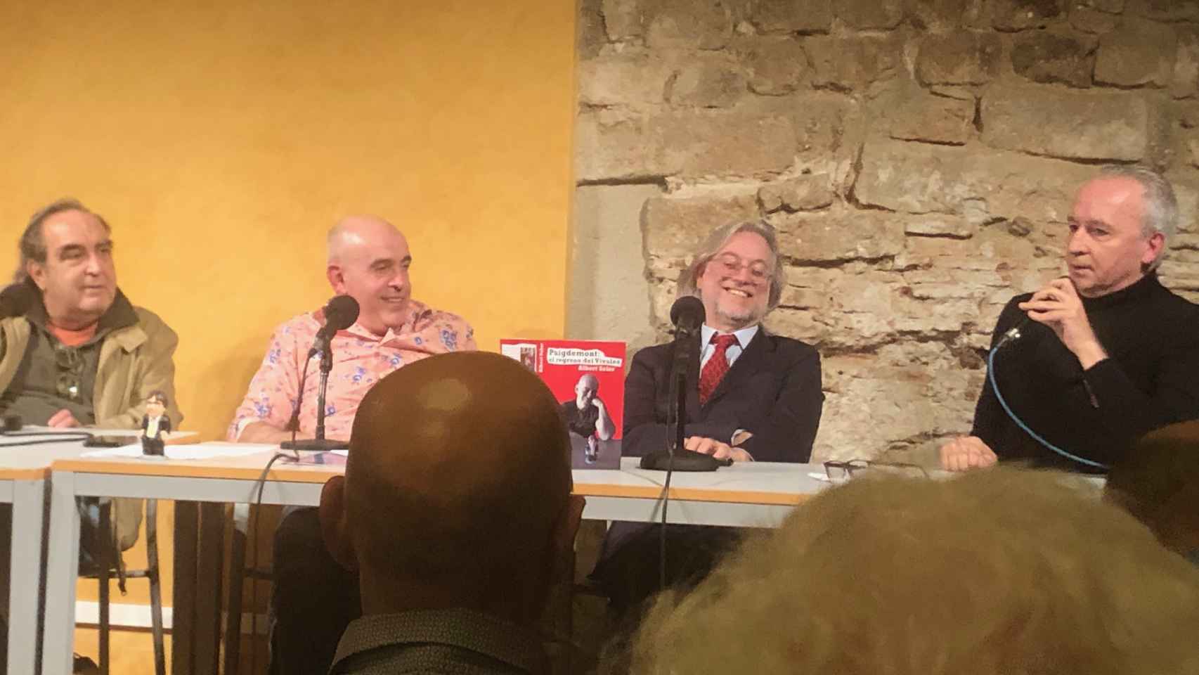 Ramón de España, Albert Soler, Víctor Amela y Alfonso Vilallonga, en la presentación del libro  'Puigdemont: el regreso del Vivales'