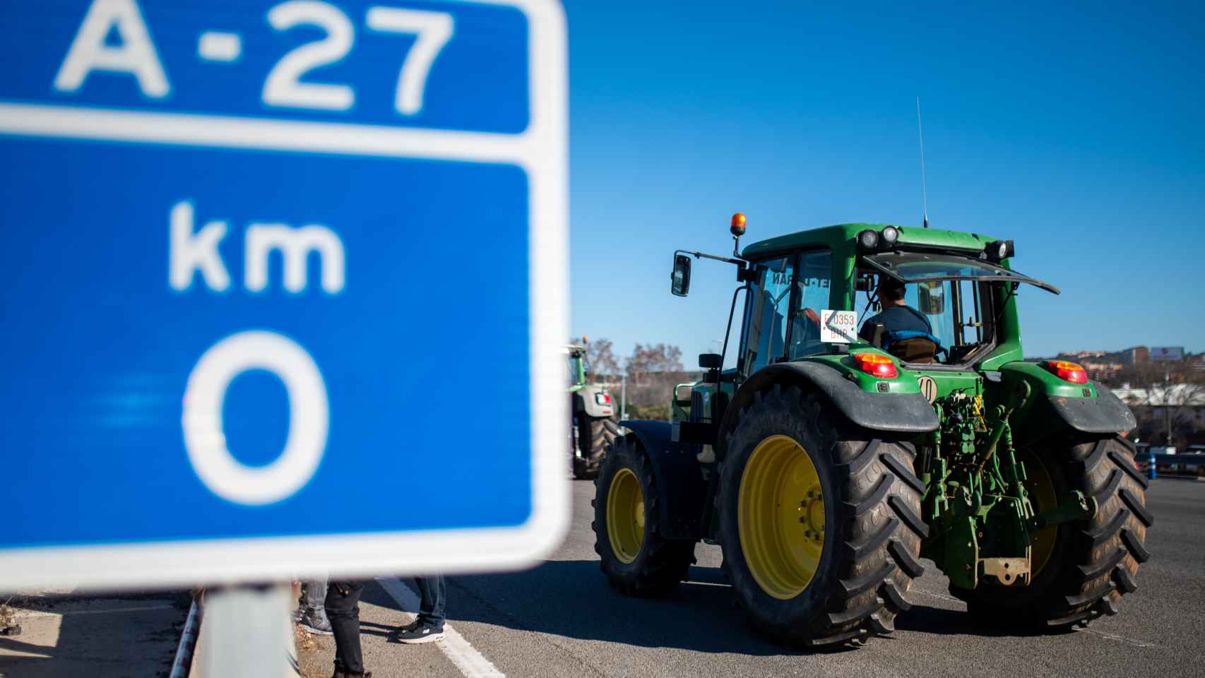 Tractores de agricultores en huelga llegan por la autovía A-27 al puerto de Tarragona,