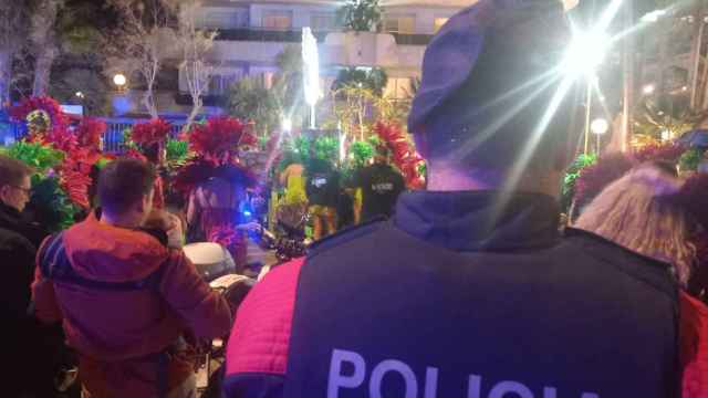 Agente de los Mossos d'Esquadra durante el dispositivo especial del carnaval de Sitges