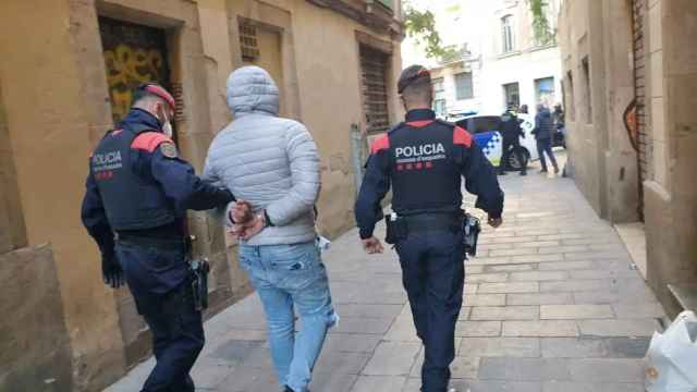 Dos agentes de Mossos d'Esquadra, practicando una detención en Ciutat Vella