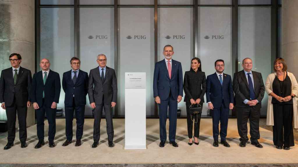 Los Reyes junto al presidente de la Generalitat, Pere Aragonès; el ministro de Industira, Jordi Hereu; la alcaldesa de L'Hospitalet, Núria Marín; el líder de la oposición, Salvador Illa; y los representantes de la familia Puig con Marc Puig al frente