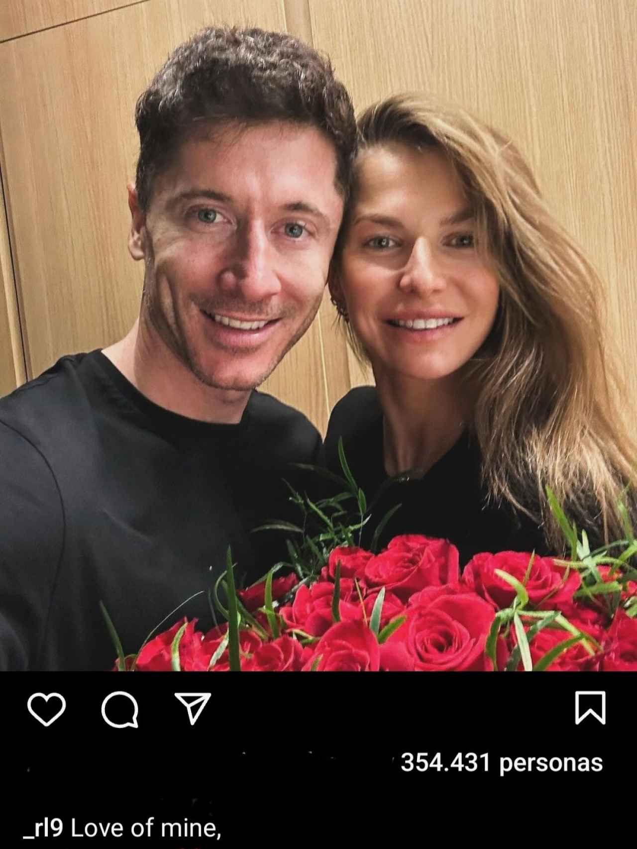 Lewandowski regala a su esposa un ramo de rosas por San Valentín