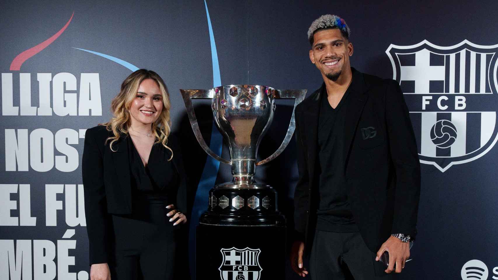 Ronald Araujo, junto a su pareja, en la celebración del Barça por la conquista de la Liga