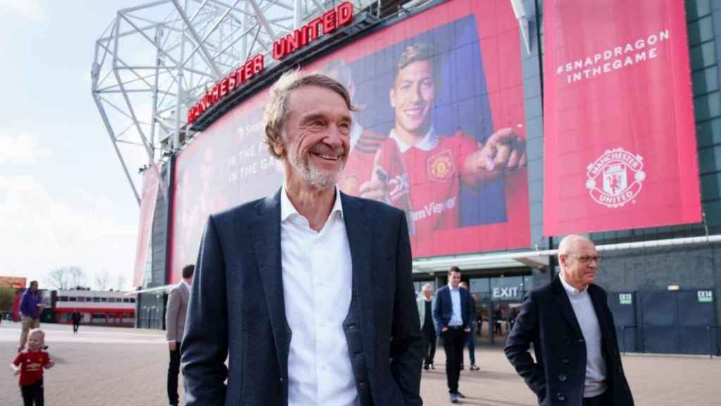 Jim Ratcliffe, delante de Old Trafford, nuevo dueño del 25% del Manchester United