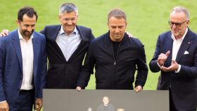 Hansi Flick, homenajeado por el sextete conquistado con el Bayern de Múnich