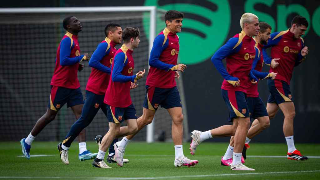 Los jugadores del Barça entrenan antes de un partido de Liga