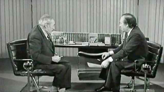 Josep Pla y Joaquín Soler Serrano durante la entrevista del programa televisivo 'A fondo' (1976)