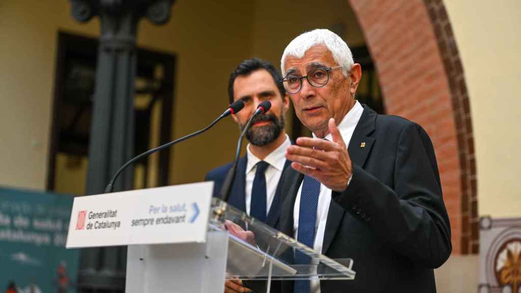 Los consellers Manel Balcells y Roger Torrent durante la presentación del curso de catalán para sanitarios públicos